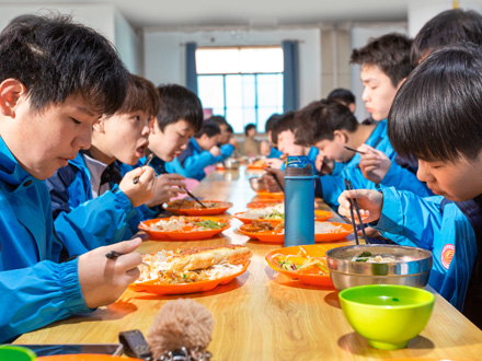 白水学生用餐